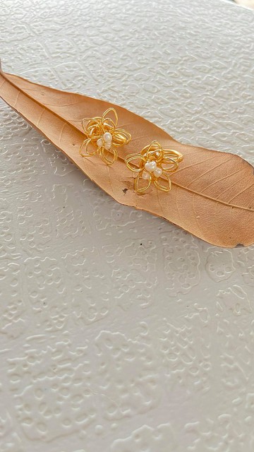 金色款纏繞小花