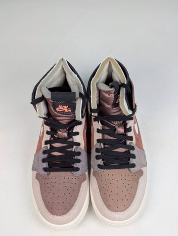 微瑕疵-左右腳鞋面色差 CT0979-602 M7 Air Jordan 1 Zoom Comfort “Canyon Rust” 髒粉 麂皮 女鞋