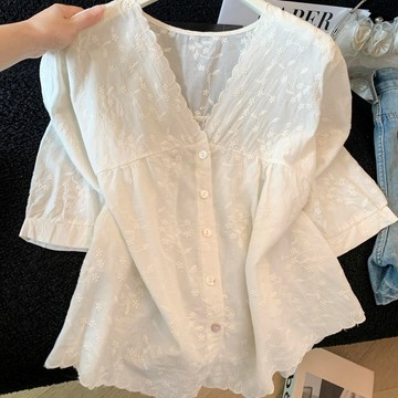【小歡喜Little Joy】單排扣繡花V領蕾絲衫女 夏季新款法式顯瘦蕾絲小衫短袖上衣
