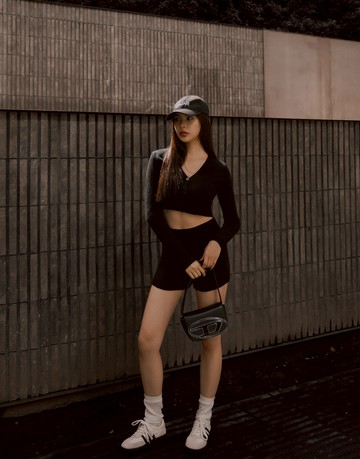 往妳心裡偷偷加了糖；短版V領針織毛衣+高腰短褲 兩色