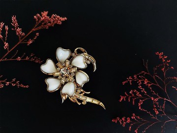 現貨在台-Barclay乳白路賽特立體花朵胸針【美國老件時尚珠寶】