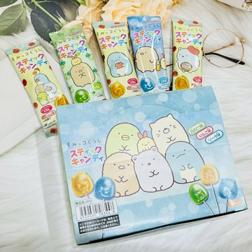 效期到2025.08~日本 BANDAI 角落生物造型棒棒糖 25支入盒裝 水果風味棒棒糖 角落生物棒棒糖 白葡萄味 蘋果味 汽水味