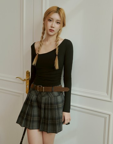 時髦跟保暖是可以同時擁有的；造型領合身長袖上衣 三色