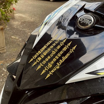 反光屋FKW 泰國經文 平安 順利 人緣 財運 健康 反光貼紙 車貼 防水耐曬 祈福 精緻細膩 機車貼紙 汽車貼紙