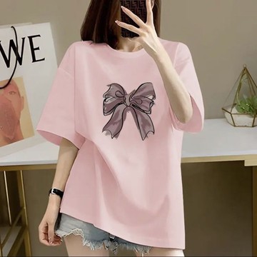 伊人衣舍 大尺碼女裝 大碼上衣 純棉 粉色 正肩 寬鬆短袖T恤 女生上衣 夏季 蝴蝶結 印花t恤 設計感上衣 短袖上衣