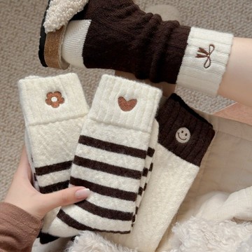 【桃園出貨】刺繡羊毛襪 加厚毛絨羊毛中筒襪女 保暖睡眠襪 抗寒保暖 柔軟親膚 秋冬必備 加絨長襪 居家地板襪 撞色女襪