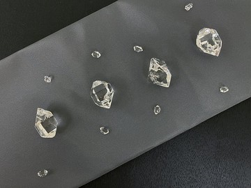 Edith & Jaz • 美國閃靈鑽原石 G24