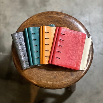 M5 尺寸頂級義大利製 Minerva Box 手工手帳，附筆架，免運費。採用頂級整張皮革，柔軟觸感，可向後摺疊書寫，功能性十足。