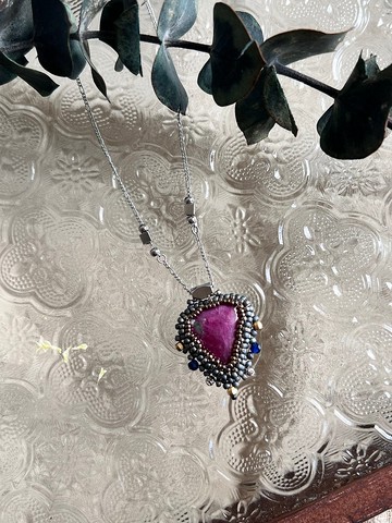 紅綠寶 中性 日本米珠 串珠吊墜 鈦鋼鏈