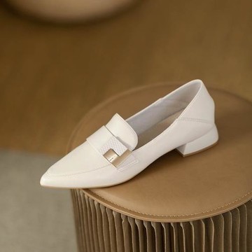 香港法式一腳蹬低跟小皮鞋2025春秋尖頭真皮英倫金屬扣粗跟單鞋女