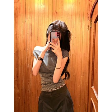 【 𝑭𝒍𝒐𝒘𝒆𝒓𝒔𝒆𝒂】美式 復古紋斜肩短袖T恤 修身顯瘦 露肩 短版上衣 潮流衣服 T恤女流行衣服