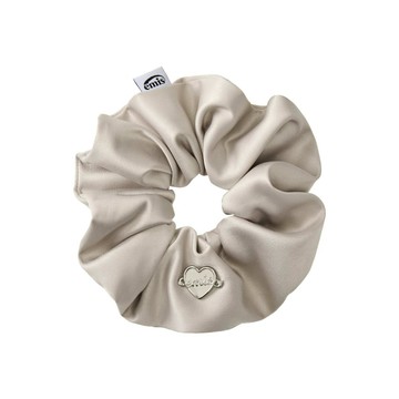 韓國 emis SATIN HEART LOGO PENDANT SCRUNCHIE 韓國製 緞面愛心吊飾髮圈 米色BEIGE