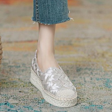 2025年新款小香風漁夫鞋女時尚綢緞編織厚底單鞋平底一腳蹬樂福鞋