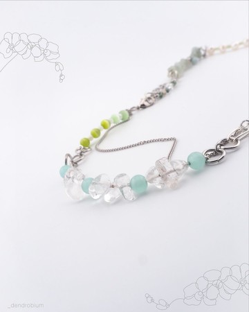 項鍊。白劍蘭、石斛蘭、蝴蝶蘭