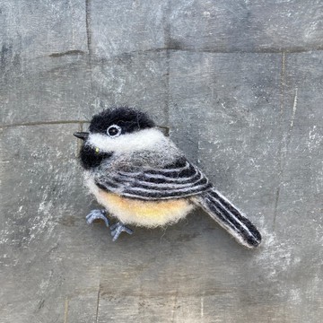 黑頂山雀胸針 逼真羊毛氈鳥形別針 手工製作。