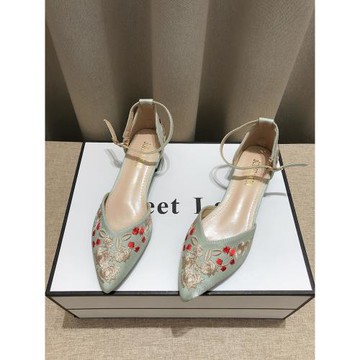 復古風花朵刺繡配旗袍涼鞋女2025新款一字扣淺口尖頭粗跟低跟單鞋