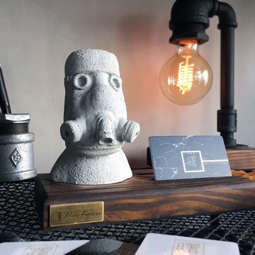 曙MUSE｜防毒面具摩艾木底名片架 原創 造型 禮物 創意 居家擺飾 手機架 杯墊架 辦公室 擴香石