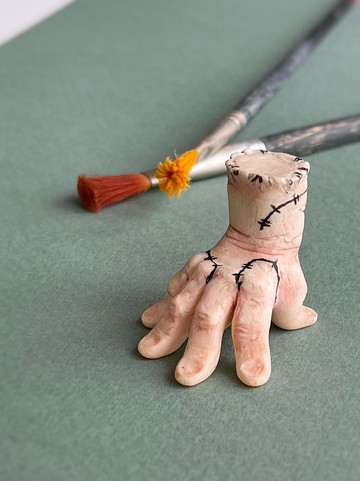 以亞當斯家族風格裝飾玩具屋和玩偶