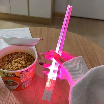 桃園出貨✨發光筷子黑科技激光劍一人一筷高顏值筷子創意實用小禮物可拆除