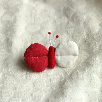 小蝴蝶 刺繡胸針別針 / 70 紅白蝶