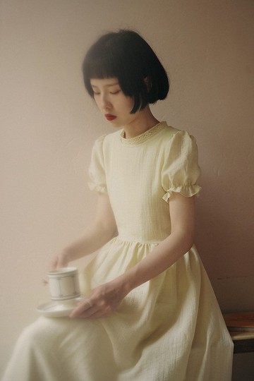 柔光黃 圓領燈籠袖繫帶收腰洋裝 朦朧感霧紗連衣裙 單層半透光