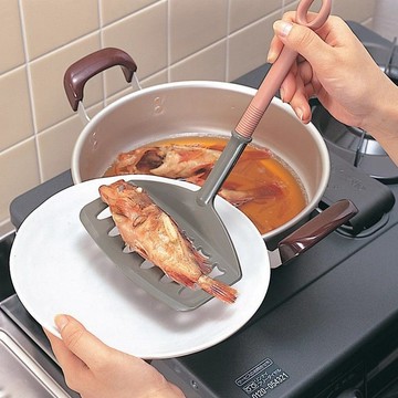 ❤️廚趣優選❤️日本進口Inomata 魚鏟煎鏟盛魚鏟 漏油勺 油炸專用鏟瀝油鏟耐高溫 限時下殺   Ot21