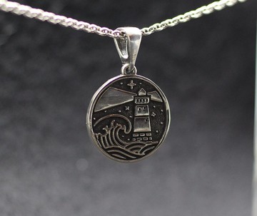 燈塔燈塔吊墜。 愛與孤獨的象徵。 燈塔和波浪