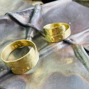 黃銅 水波紋 戒指 對戒 ㄧ組2支 ㄧ粗ㄧ細 可客製名字 S618