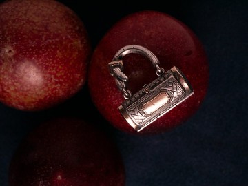 1890s 英國 維多利亞時代晚期 純銀鎏金機關手提包吊墜