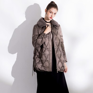 極暖奢柔・水貂毛領衍縫90%輕量羽絨外套_可可色【MON'S 流行服飾】