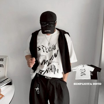 【SEMPLICITA】BOXY 短寬版型 歪斜文字短T Clean Fit 廢土風 寬鬆落肩 短袖T恤 街頭暗黑 穿搭