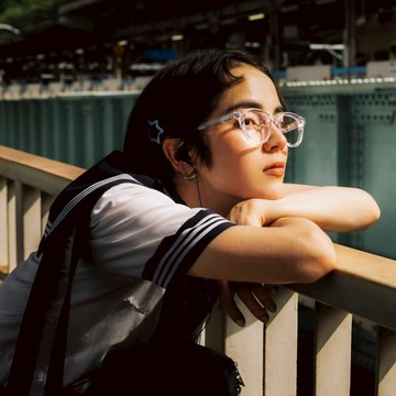 KlassiC. x Baby Milo® 首次跨界聯名波士頓框眼鏡，經典波士頓框型再進化，外觀俐落百搭，內側暗藏驚喜