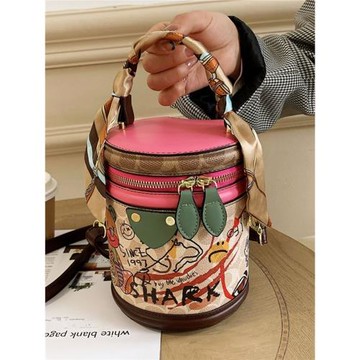 Clean Knоck小熊涂鴉水桶包2026新款圓筒包小眾手提包單肩斜挎包