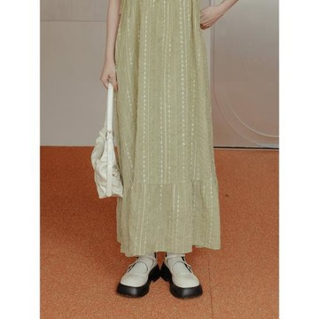 QUEENSHOP 2026春夏新品女裝雙綁帶立體花紋細肩長連衣裙01087280