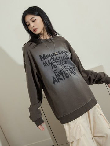 個性磨破英文字大學T