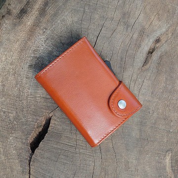 極簡錢包 C-secure-Chestnut 經典油蠟皮款，採用天然牛皮製成，具備防盜刷功能的極簡錢包