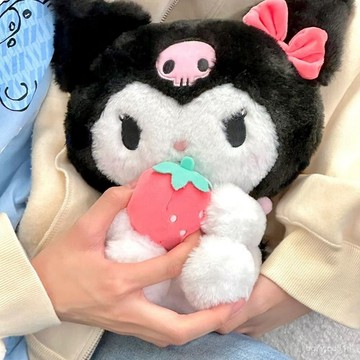 ⭐臺灣出貨-全新保真⭐名創優品草莓坐姿公仔抱枕玩偶庫洛米女生日禮物新款超萌
