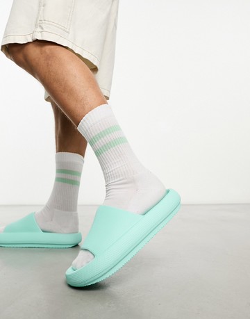 Hollister comfy sliders in light green