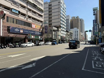 【青年二路商圈】醒目三角窗金店面｜高雄市前金區青年二路