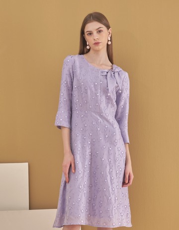 ★【喜芝梅】高雅型花卉布面蝴蝶結傍身領七分袖洋裝(紫色；M-2L) 223200297