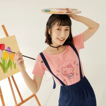 OB嚴選中大尺碼-KITTY 花FUN．全彩印花船型領短TEE《IK0003》