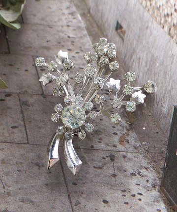【西洋古董飾品】銀色調 立體 白萊茵鑽 花束 氣質 別針