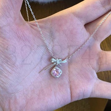 熱賣中粉色方糖蝴蝶鈦鋼項鍊女輕奢小衆ins氣質高級感吊墜鎖骨鏈毛衣鏈