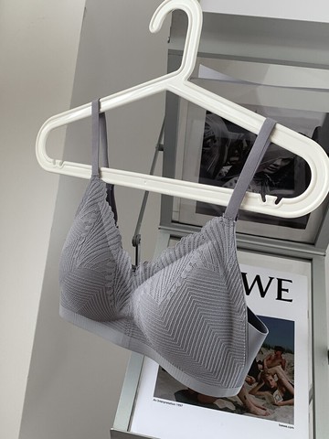 無痕乳膠內衣女士超薄款大胸顯小聚攏防下垂收副乳無鋼圈文胸罩金