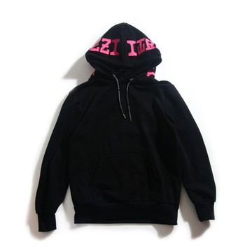 IZZVATI-刷毛貼布繡帽T-黑