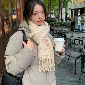 免運🔥新款刺繡愛心圍巾女冬季款保暖百搭格子聖誕青年學生 毛線加厚圍巾 防風围巾 仿羊絨圍巾 披肩 針織圍巾