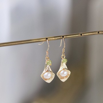 珍珠與海芋。8月誕生石橄欖石 簡約設計感天然石花耳環 生日禮物