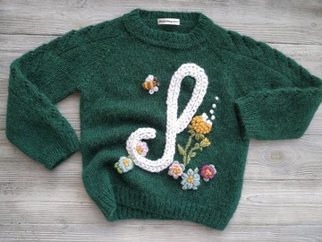 手工製作的草泥馬毛毛衣，上面有寶寶的名字和刺繡花朵。給女孩的禮物。