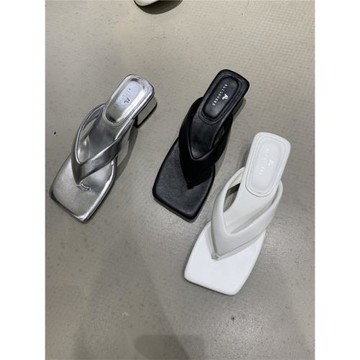 網紅氣質平底拖鞋女夏外穿2025年新款夏季銀色中跟夾腳人字涼拖