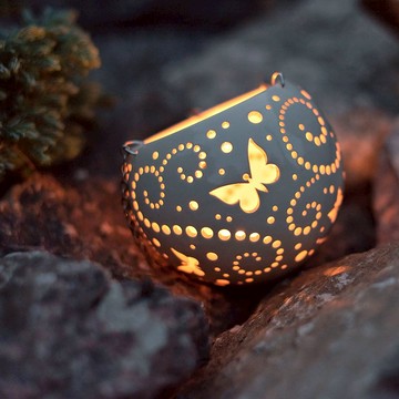 帶蝴蝶的懸掛式燭台，用於露台裝飾的懸掛式花盆